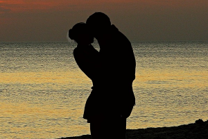 silhueta de casal se abraçando na praia