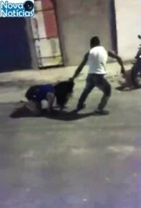 mulher agredida com socos e chutes na rua